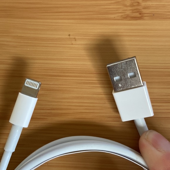 NWT Apple USB to lightning cable (1m) and 5w USB Power Adapter - Picture 3 of 5